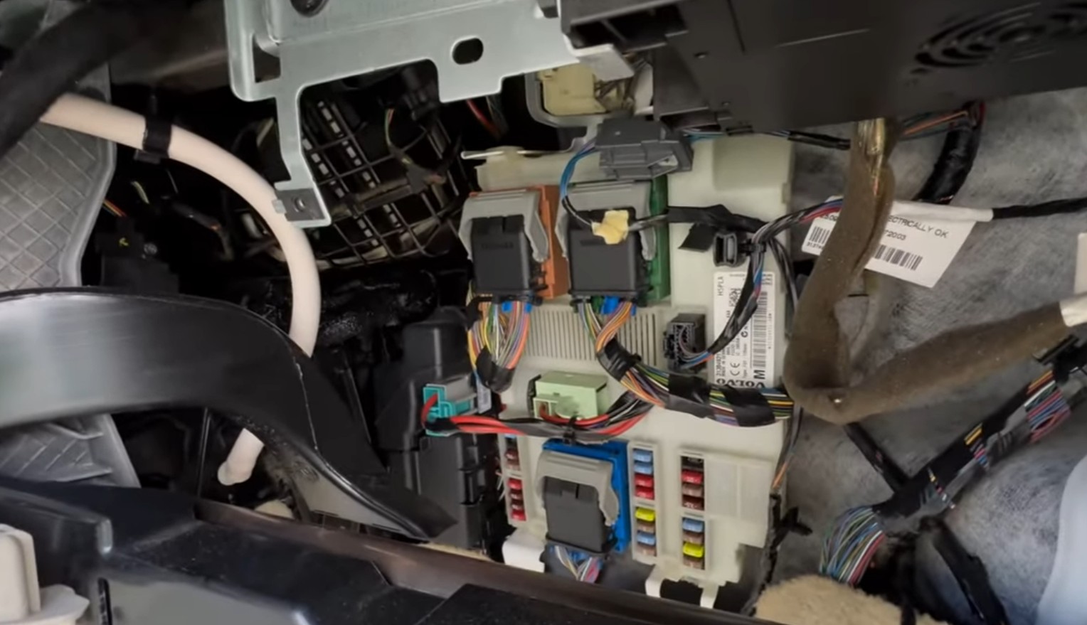 Volvo S60 proces dorabiania klucza przedni panel AKL